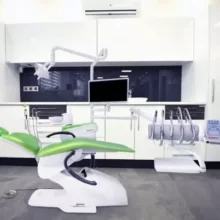 یونیت دندانپزشکی ES200 - نوید اکباتان - یونیت دندانپزشکی ES200 دارای نگاتسکوپ بر روی تابلت، تابوره،لامپ LED، دو عدد پوار، کاسه کراشوآر تمام سرامیکی و پدال پا جهت کنترل صندلی و سرعت توربین و کلید قطع و وصل آب است-فروشگاه آنلاین تجهیزات پزشکی و دندانپزشکی